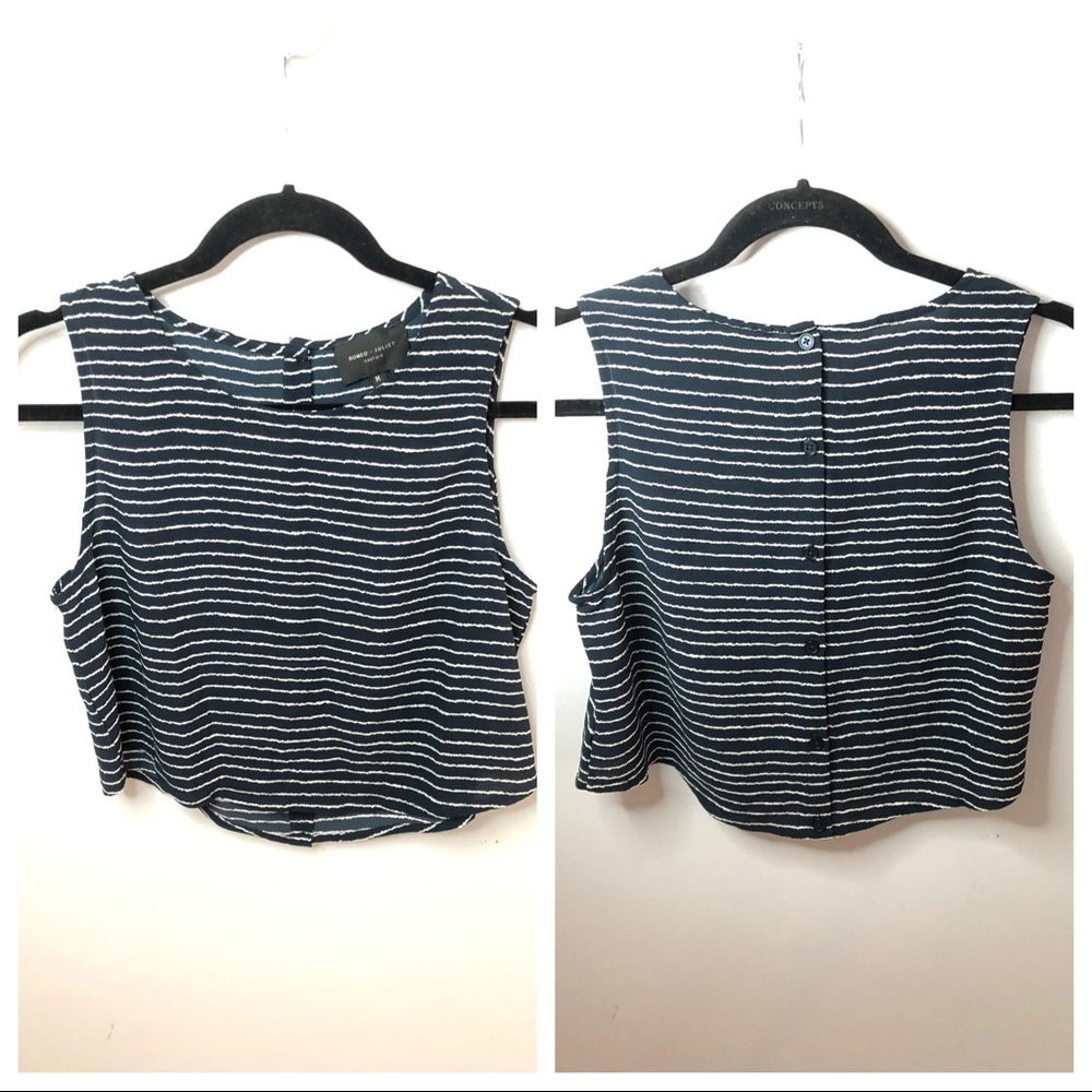 Romeo + Juliet  Couture Over-Sized Crop Top Medium